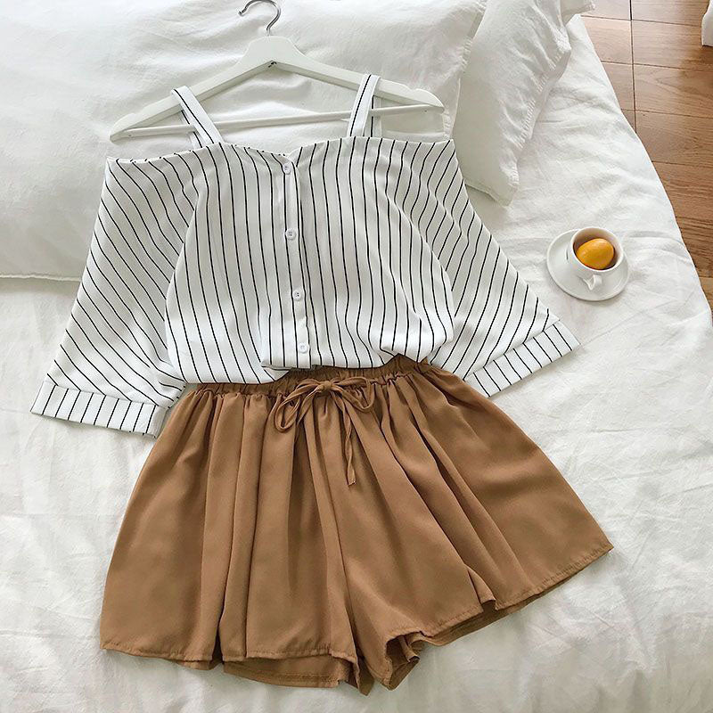 Loose blouse top and elastic waist shorts suit