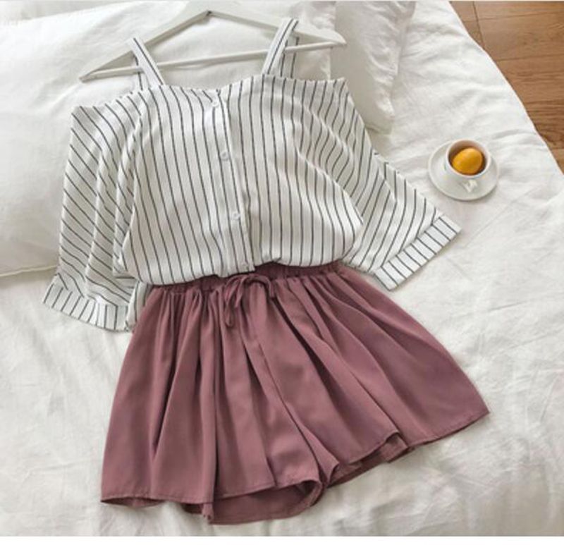 Loose blouse top and elastic waist shorts suit