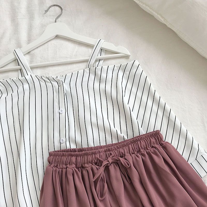 Loose blouse top and elastic waist shorts suit