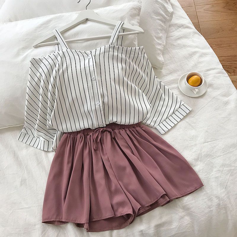 Loose blouse top and elastic waist shorts suit