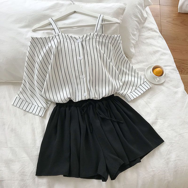 Loose blouse top and elastic waist shorts suit